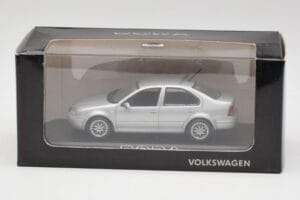 Volkswagen Bora リフレックスシルバー Minichamps 1:43 81982223S メタル - 画像 4/4