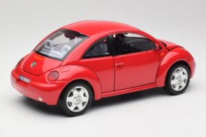 Volkswagen New Beetle レッド Bburago 1:18 3342 メタル - 画像 3/8