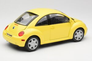Volkswagen New Beetle イエロー Maisto 1:18 37800-M4 メタル - 画像 3/8