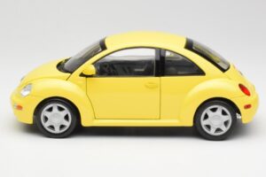Volkswagen New Beetle イエロー Maisto 1:18 37800-M4 メタル - 画像 4/8