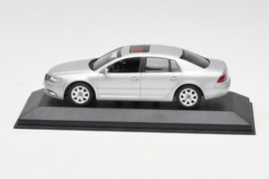 Volkswagen Phaeton シルバー Minichamps 1:43 3D0099300A メタル