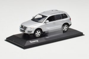 Volkswagen Touareg Reflex シルバー Minichamps 1:43 68625 メタル - 画像 2/4