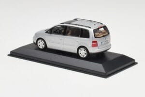 Volkswagen Touran Reflex シルバー Minichamps 1:43 TOURAN001 メタル - 画像 3/4