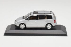 Volkswagen Touran Reflex シルバー Minichamps 1:43 TOURAN001 メタル