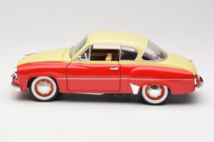Wartburg 311 クーペ レッド & ベージュ Revell 1:18 8418 メタル - 画像 4/8