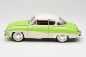 Wartburg 313 パステルグリーン オーバー ベージュ Revell 1:18 9018 メタル - 画像 4/8