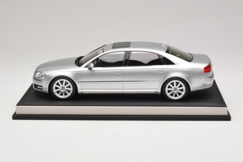 Audi A8 D3 W12 Ice Silver Metallic MotorHelix 1:18 MH030ISM レジン