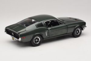 Ford Mustang GT Bullitt スティーブ・マックイーン フィギュア付き Greenlight 1:18 12885 メタル - 画像 3/8