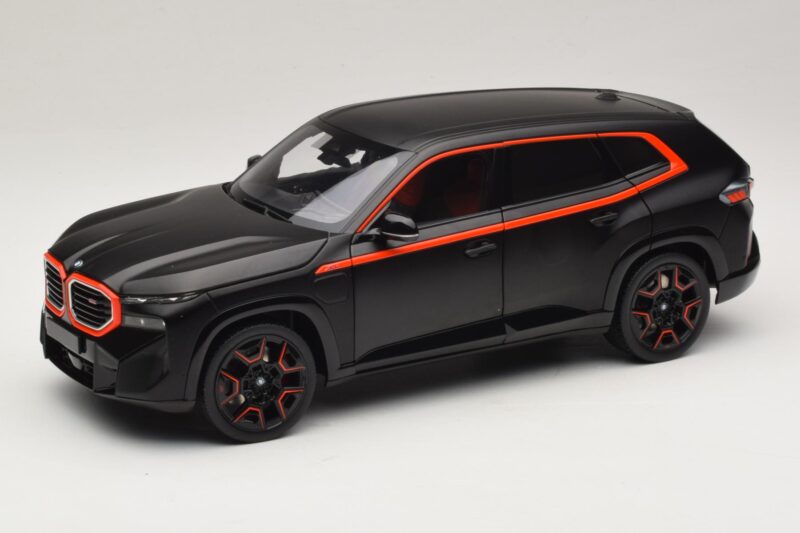 BMW XM G09 Matt Black Minichamps 1:18 110023301 メタル