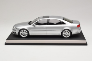 Audi A8 D3 W12 Ice Silver Metallic MotorHelix 1:18 MH030ISM レジン