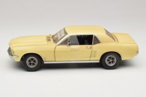 Ford Mustang Coupe イエロー The Walking Dead Greenlight 1:18 12958 メタル - 画像 4/8