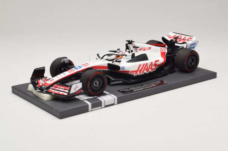 Haas VF-22 K. Magnussen Pole Position Brazilian GP 2022 Minichamps 1:18 117222120 レジン