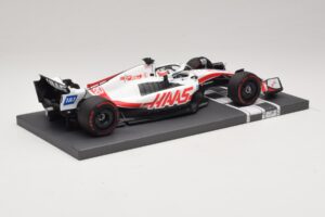 Haas VF-22 K. Magnussen Pole Position Brazilian GP 2022 Minichamps 1:18 117222120 レジン - 画像 2/7