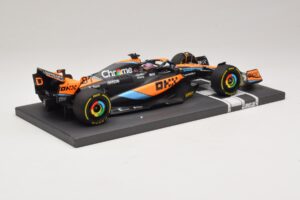 McLaren MCL60 #81 O. Piastri Hungarian GP 2023 Minichamps 1:18 537233081 レジン - 画像 2/7