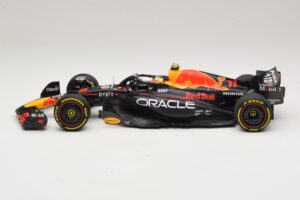 Oracle Red Bull Racing RB19 S. Perez Abu Dhabi GP 2023 Minichamps 1:18 110232311 レジン - 画像 3/7
