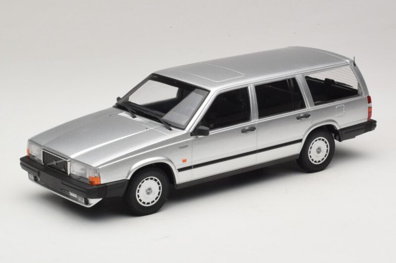 Volvo 740 GL エステート シルバー Minichamps 1:18 155171770 メタル