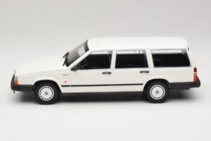 Volvo 740 GL エステート ホワイト Minichamps 1:18 155171772 メタル - 画像 3/6