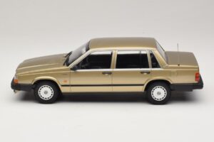 Volvo 740 GL ゴールド Minichamps 1:18 155171700 メタル - 画像 3/6