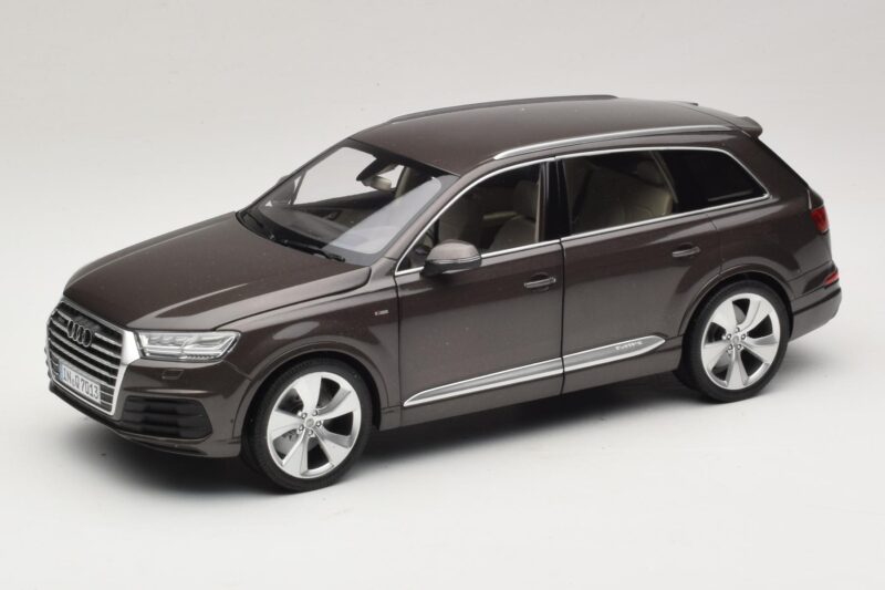 Audi Q7 4M Argus Brown Minichamps 1:18 5011407615 メタル