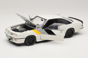 Opel Manta B GT/E ホワイト カスタムブラックホイール Revell 1:18 08422 メタル - 画像 2/8