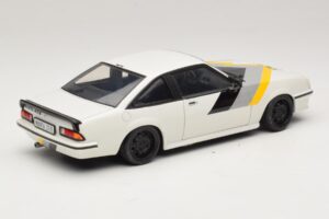 Opel Manta B GT/E ホワイト カスタムブラックホイール Revell 1:18 08422 メタル - 画像 3/8