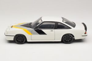 Opel Manta B GT/E ホワイト カスタムブラックホイール Revell 1:18 08422 メタル - 画像 4/8