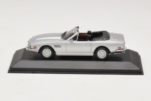 Aston Martin V8 Volante シルバー Minichamps 1:43 400137601 メタル
