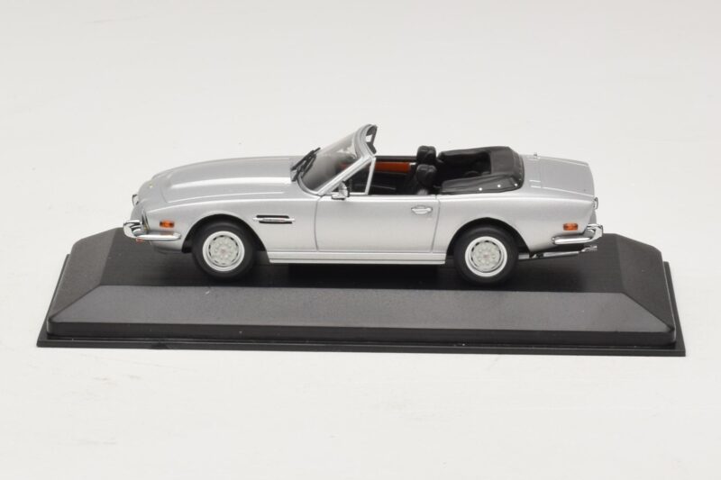 Aston Martin V8 Volante シルバー Minichamps 1:43 400137601 メタル
