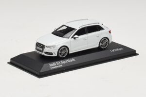 Audi S3 8V Sportback ホワイト Minichamps 1:43 437013010 メタル - 画像 2/4
