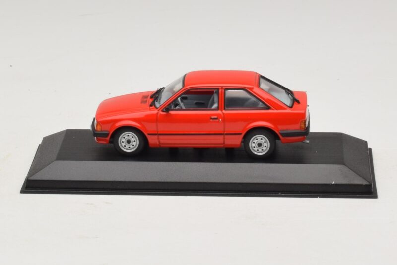 Ford Escort Mk3 3ドア レッド Minichamps 1:43 400085000 メタル