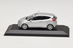 Ford Fiesta Mk7 Moondust Silver Metallic Minichamps 1:43 403088003 メタル