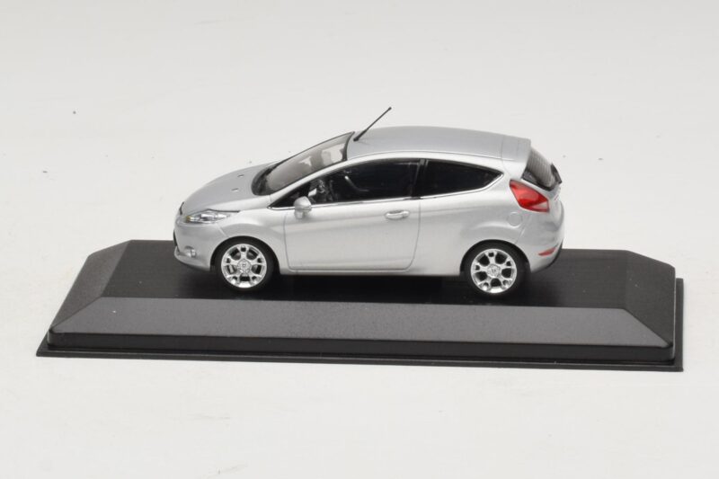 Ford Fiesta Mk7 Moondust Silver Metallic Minichamps 1:43 403088003 メタル