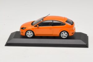 Ford Focus ST Mk2 Electric Orange 代替ボックス Minichamps 1:43 400087302-R1 メタル