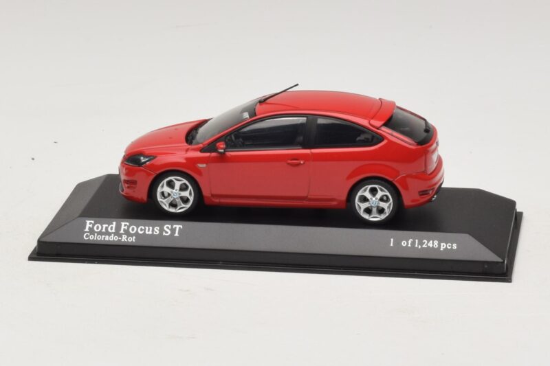 Ford Focus ST Mk2 レッド Minichamps 1:43 400087301 メタル