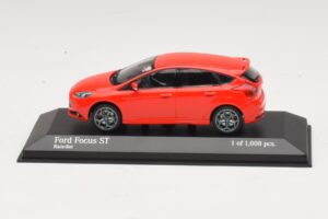 Ford Focus ST Mk3 レッド Minichamps 1:43 410081001 メタル