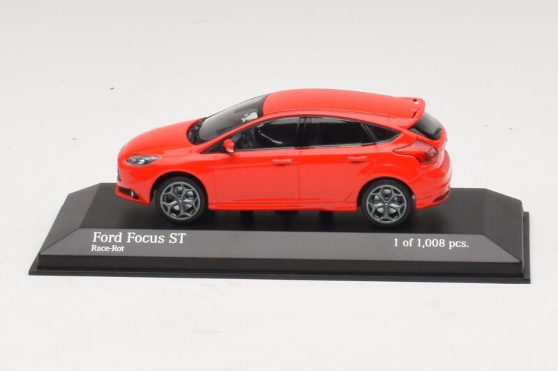 Ford Focus ST Mk3 レッド Minichamps 1:43 410081001 メタル