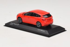 Ford Focus ST Mk3 レッド Minichamps 1:43 410081001 メタル - 画像 3/4
