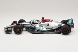 Mercedes AMG Petronas W13 E Performance #63 G. Russell Spanish GP 2022 Minichamps 1:18 110220063 メタル - 画像 3/7