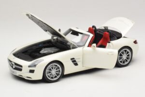 Mercedes SLS AMG ロードスター Mystic White II Minichamps 1:18 B66960079 メタル - 画像 3/9