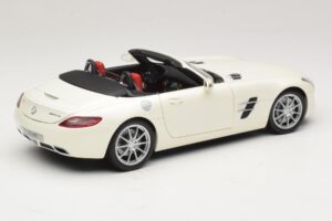 Mercedes SLS AMG ロードスター Mystic White II Minichamps 1:18 B66960079 メタル - 画像 4/9