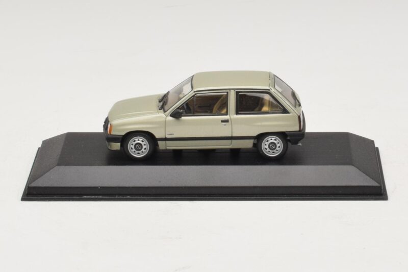 Opel Corsa A ライトグリーンメタリック Minichamps 1:43 CORSA001 メタル