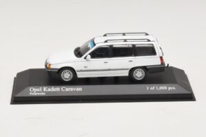 Opel Kadett E Caravan ホワイト Minichamps 1:43 400045911 メタル