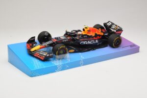 Oracle Red Bull Racing RB18 #11 S. Perez Miami GP 2022 Minichamps 1:18 113220511 メタル - 画像 2/7
