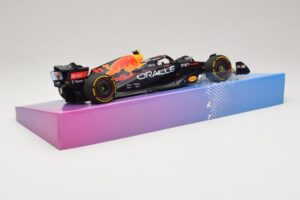 Oracle Red Bull Racing RB18 #11 S. Perez Miami GP 2022 Minichamps 1:18 113220511 メタル - 画像 3/7