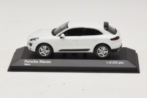 Porsche Macan 95B ホワイト Minichamps 1:43 410062601 メタル