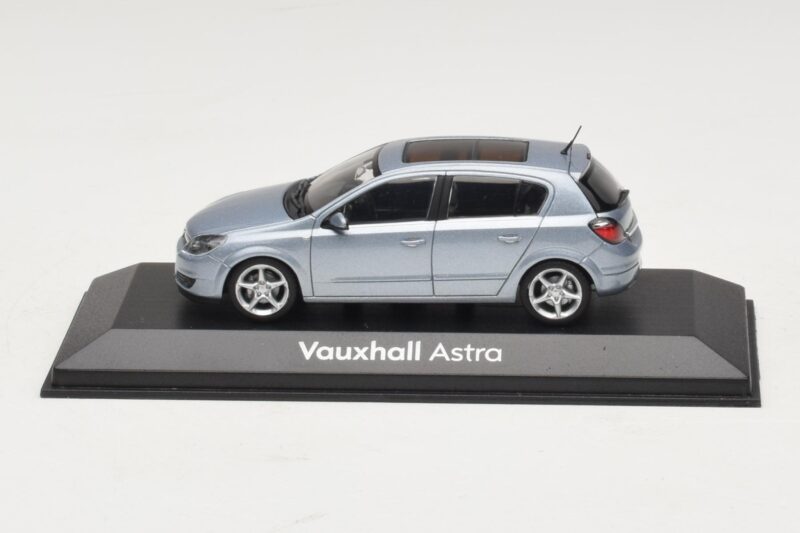 Vauxhall Astra H Sedan ライトブルーメタリック Minichamps 1:43 ASTRA007 メタル