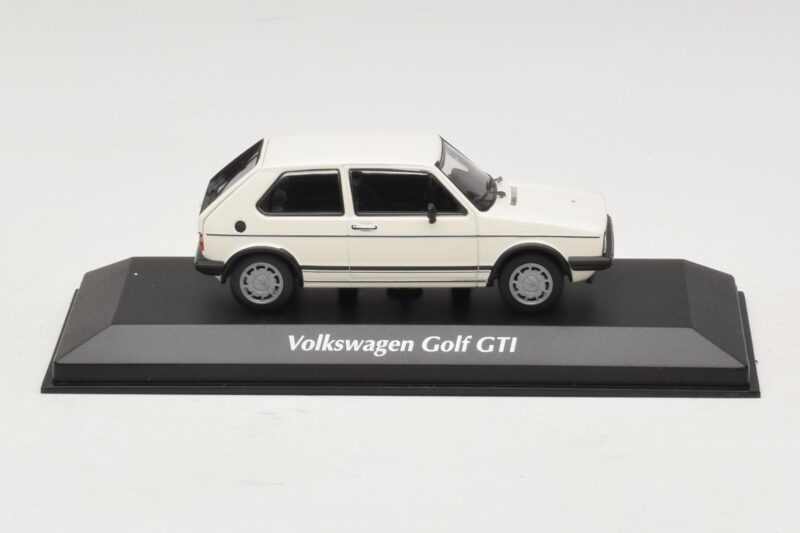 Volkswagen Golf GTI Mk1 ホワイト Maxichamps 1:43 940055171 メタル