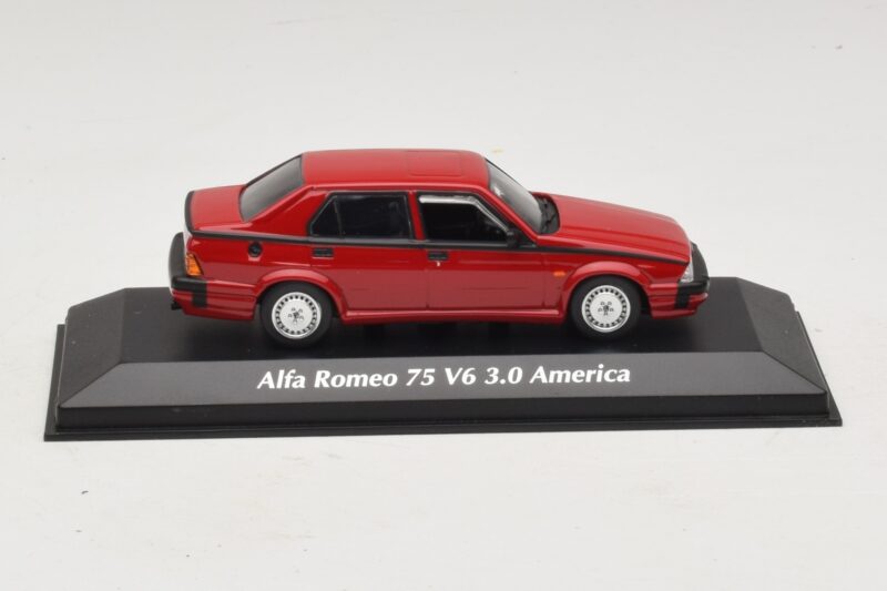 Alfa Romeo 75 V6 3.0 America レッド Maxichamps 1:43 940120461 メタル
