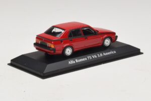Alfa Romeo 75 V6 3.0 America レッド Maxichamps 1:43 940120461 メタル - 画像 2/5