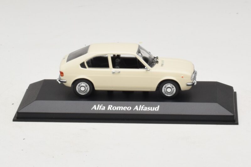 Alfa Romeo Alfasud ホワイト Maxichamps 1:43 940120101 メタル